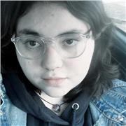 estudiante de colegio de media con experiencia enseñando inglés a niños y infantes